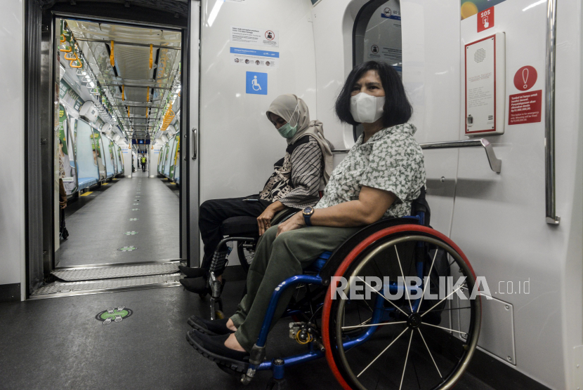 Petugas membantu penyadang disabilitas saat menaiki MRT di Stasiun Bundaran HI, Jakarta Pusat, Jumat (3/12). Hari Disabilitas Internasional yang diperingati setiap tanggal 3 Desember itu untuk mendukung peningkatan martabat, hak dan kesejahteraan para penyandang disabilitas di lingkungan masyarakat. Republika/Putra M. Akbar