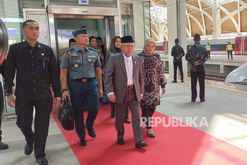 Wakil Presiden (Wapres) KH Maruf Amin untuk pertama kalinya menjajal Kereta Cepat Whoosh saat hendak melakukan kunjungan kerja ke Bandung, Jawa Barat, Kamis (16/11/2023). 