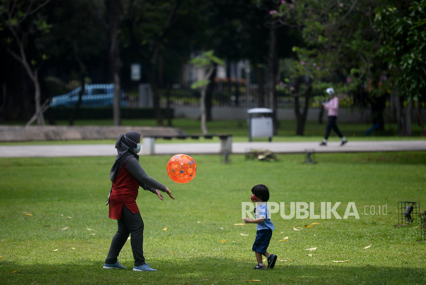 Sejumlah warga beraktivitas di taman (ilustrasi). Lima taman di wilayah Jakarta Timur dibuka kembali untuk umum sejak Sabtu (13/3) lalu dengan pembatasan dan sejumlah aturan protokol kesehatan ketat. 