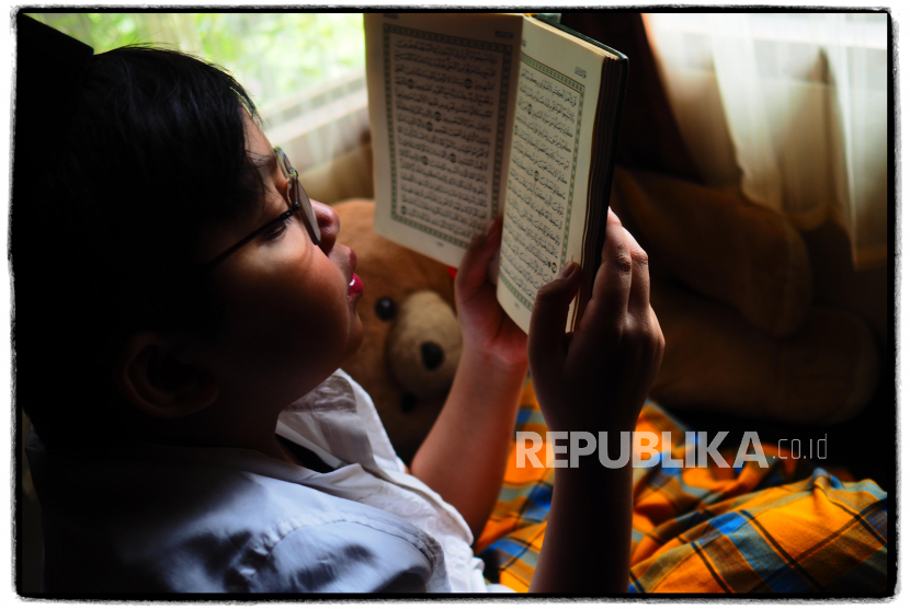 Khasiat Doa Setelah Baca Surat Al Mulk, Terhindar dari Gangguan Jin. Foto:    Ilustrasi anak membaca Alquran.
