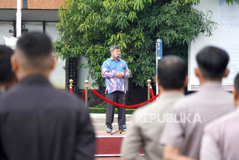 Bupati Garut Rudy Gunawan memimpin apel khusus tenaga outsourcing Pemerintah Kabupaten (Pemkab) Garut di Lapangan Kantor Sekretariat Daerah Kabupaten Garut, Jawa Barat, Kamis (11/1/2023). 