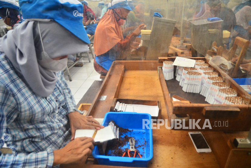 Pekerja memproduksi rokok Sigaret Kretek Tangan (SKT) di salah satu pabrik rokok di Kudus, Jawa Tengah, Rabu (15/9/2021). 