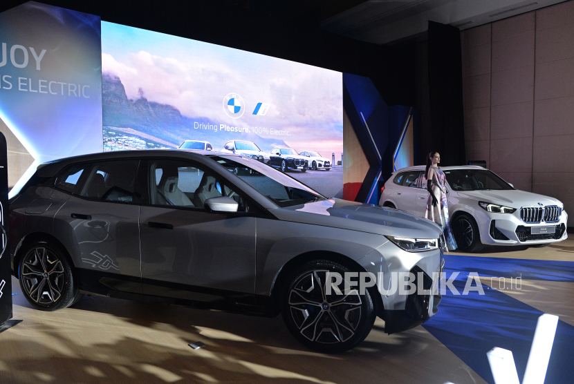 Mobil BMW iX1 terbaru dipamerkan saat peluncuran di Jakarta, Jumat (2/1/2024). BMW Indonesia resmi meluncurkan dua mobil listrik terbarunya yakni BMW iX1 dan iX xDrive50.
