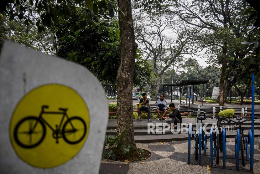 Sejumlah warga memanfaatkan fasilitas parkir sepeda di Taman Balai Kota Bandung, Jalan Wastukencana, Kota Bandung. Sebanyak sembilan orang pegawai yang bertugas di lingkungan Pemerintah Kota (Pemkot) Bandung dinyatakan positif covid-19 usai dilakukan uji usap atau swab tes. 