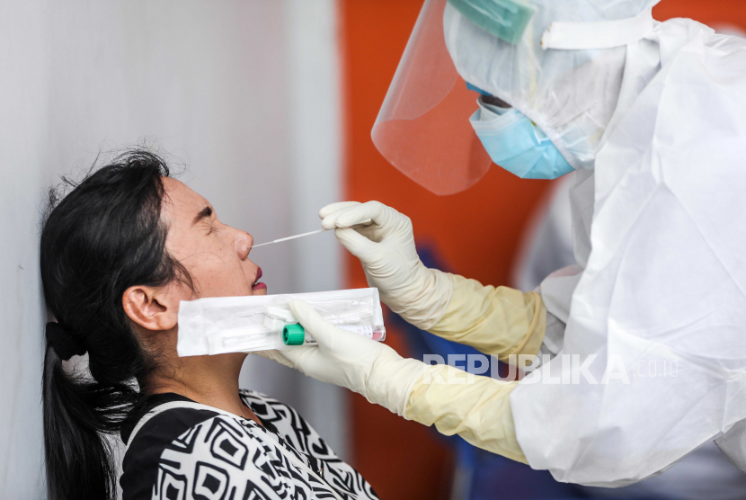  Petugas kesehatan dengan jas hazmat mengumpulkan sampel spesimen selama uji coba swab COVID-19 di Medan, Sumatera Utara, Indonesia, 01 Desember 2020.
