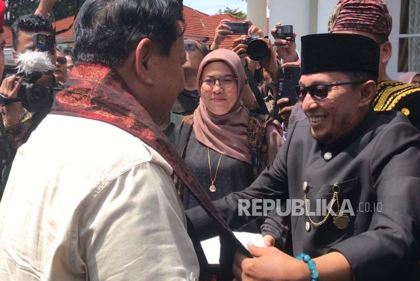 Ketua Umum Partai Gerindra, Prabowo Subianto, saat disambut oleh Bupati Tanah Datar, Eka Putra, di Istana Indo Jolito, Batusangkar, Sabtu (29/4/2023). Prabowo: Saya Merasa Punya Hubungan Khusus dengan Rakyat Sumbar