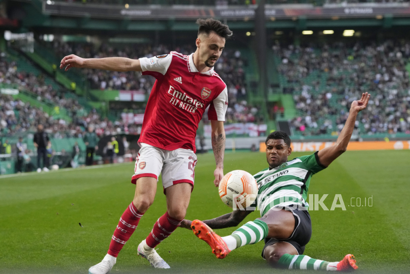 Pemain Arsenal Fabio Vieira (kiri) berebut bola dengan pemain lawan.