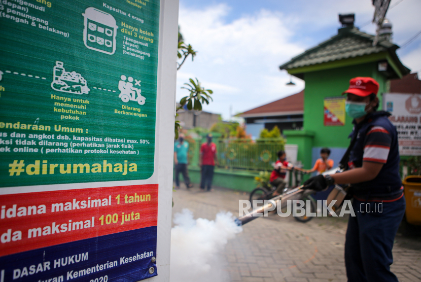 Petugas melakukan fogging (ilustrasi). Warga Depok, Jawa Barat, diminta waspada terhadap DBD.