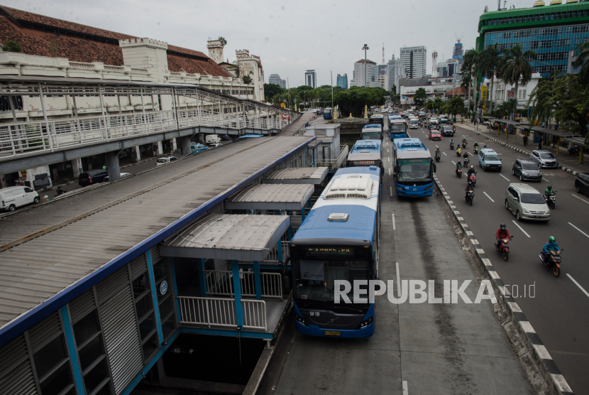 Deretan bus Transjakarta melintas di Halte Harmoni, Jakarta, Kamis (9/4). Pemerintah Provinsi DKI Jakarta akan membatasi jam operasional dan jumlah penumpang untuk semua jenis transportasi umum di wilyaha DKI Jakarta serta mewajibkan semua penumpang untuk menggunakan masker dan menerapkan jarak sosial pada saat penerapan pembatasan sosial berskala besar (PSBB)  10 April 2020 mendatang