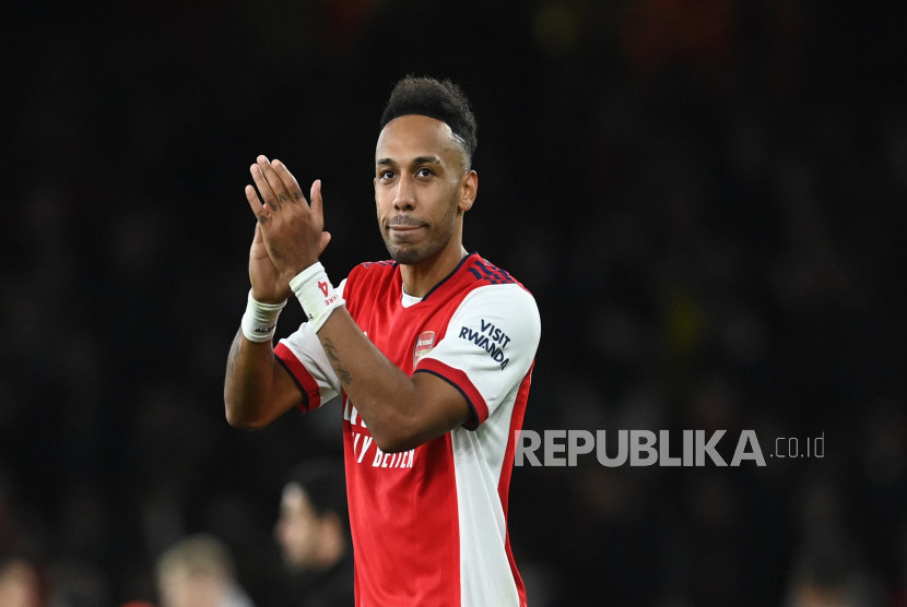 Pierre-Emerick Aubameyang dari Arsenal. Klub asal Arab Saudi Al Nassr dilaporkan telah mengajukan penawaran peminjaman Aubameyang kepada Arsenal dengan durasi enam bulan.