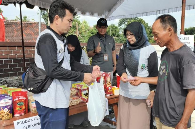 <i>Pemkab Magetan gelar pasar murah di desa terpencil wilayah perbatasan</i>.