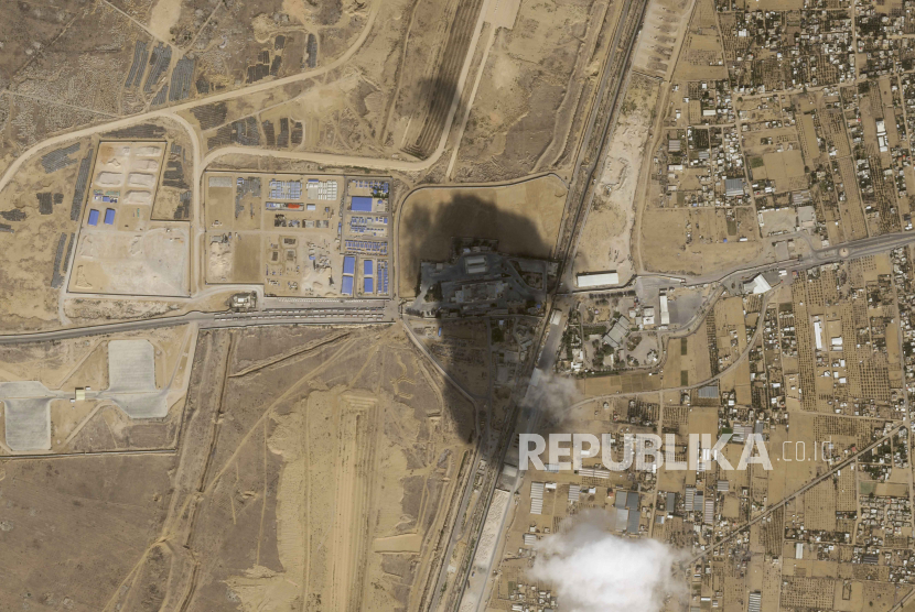 Foto satelit dari Planet Labs PBC ini menunjukkan konvoi truk bantuan di sisi perbatasan Rafah di Mesir, kiri, dan Jalur Gaza, kanan, Kamis, 19 Oktober 2023.