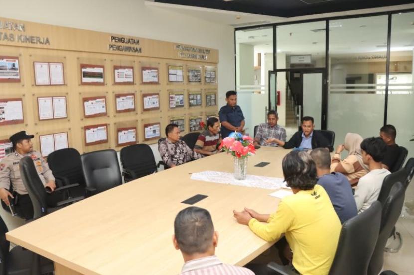 Kasus pelemparan petasan ke pengemudi angkutan diselesaikan secara RJ.