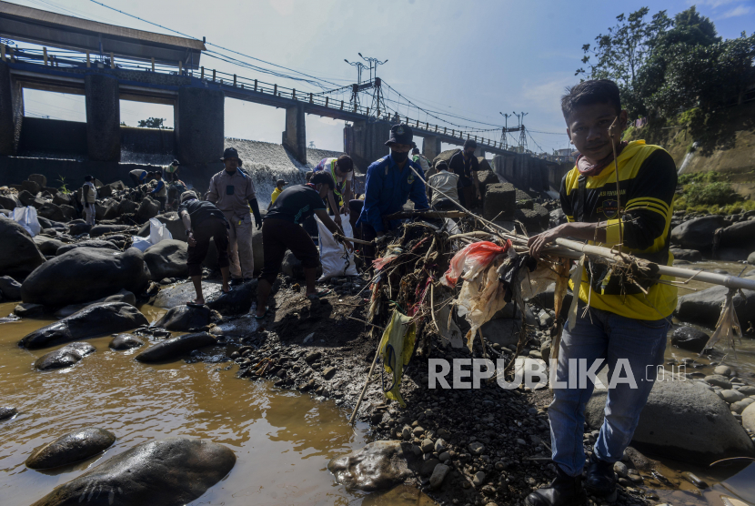 Sejumlah petugas gabungan membersihkan sampah di Sungai Ciliwung, Bendung Katulampa, Kota Bogor, Jawa Barat, Kamis (16/9). Warga Bogor Meninggal Terbawa Arus Sungai Ciliwung Saat Bersihkan Sampah