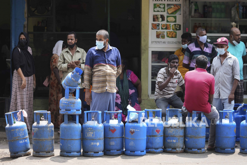 Warga Sri Lanka mengantre untuk membeli gas untuk memasak di Kolombo, Sri Lanka, Jumat, 25 Maret 2022. Bank Dunia akan memberikan bantuan keuangan senilai 600 juta dolar AS atau setara Rp 8,642 triliun (kurs Rp 14.404 per dolar AS) ke Sri Lanka dalam dua fase untuk mengatasi krisis ekonominya.