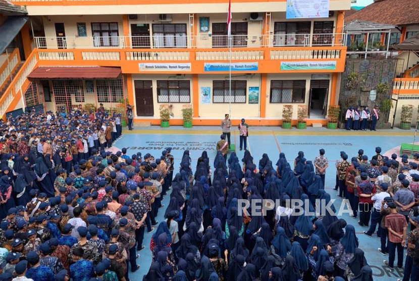 Wakapolres Tasikmalaya Kota Kompol Dhoni Erwanto menjadi pembina upacara di SMPN 1 Kota Tasikmalaya, Senin (2/10/2023). 