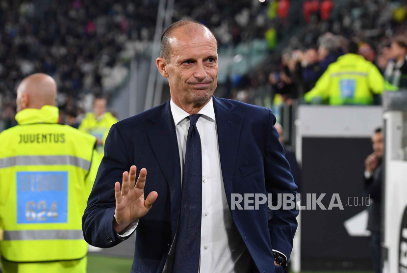Juventus coach Massimiliano Allegri gestures during the Italian Serie A soccer match between Juventus FC and Hellas Verona FC, in Turin, Italy, 28 October 2023.  