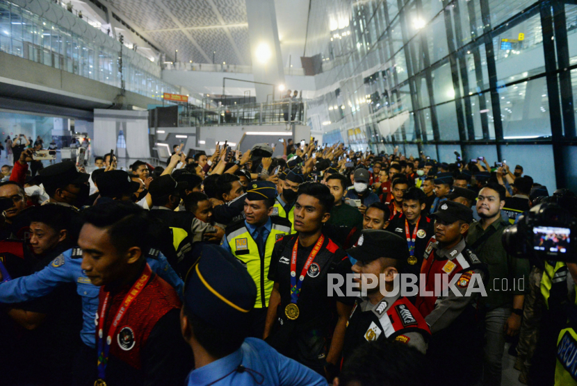 Pemain Timnas Sepakbola Indonesia U-22 Ramadhan Sananta bersama pemain lainnya tiba di Terminal 3 Bandara Soekarno Hatta, Tangerang, Banten, Kamis (18/5/2023). 
