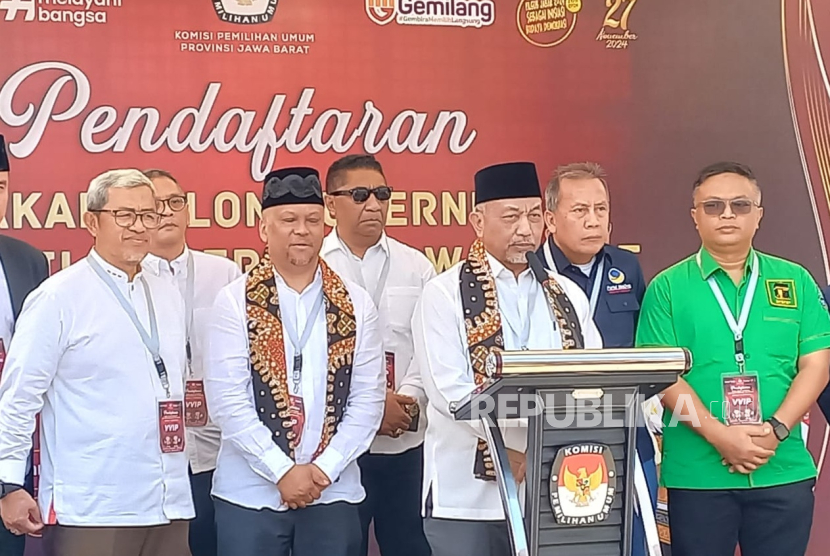 Pasangan bakal calon Gubernur Jawa Barat dan Wakil Gubernur Jawa Barat Ahmad Syaikhu-Ilham Habibie resmi mendaftarkan diri pada pemilihan Gubernur Jawa Barat ke Kantor KPU Jabar, Kamis (29/8/2024). Mereka diusung oleh tiga partai koalisi yaitu PKS, PPP dan Partai Nasdem.