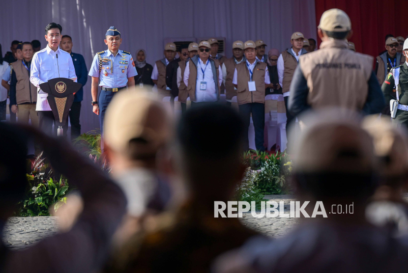 Wakil Presiden Gibran Rakabuming Raka (kiri) memberikan arahan saat apel pengawasan tahapan masa tenang, pemungutan dan penghitungan suara pemilihan tahun 2024 di Lapangan Silang Monumen Nasional (Monas), Jakarta, Rabu (20/11/2024). Apel siaga yang diikuti anggota Bawaslu dari tingkat kabupaten hingga provinsi se-Indonesia tersebut digelar untuk menyiapkan kesiapsiagaan para anggota Bawaslu dalam mengawasi jalannya Pilkada 2024. 