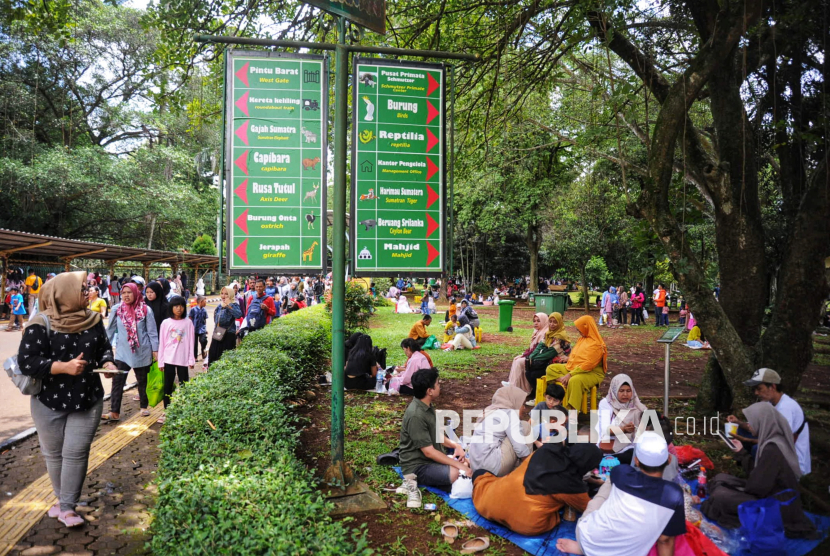 Sejumlah pengunjung berwisata di Taman Margasatwa Ragunan, Pasar Minggu, Jakarta.