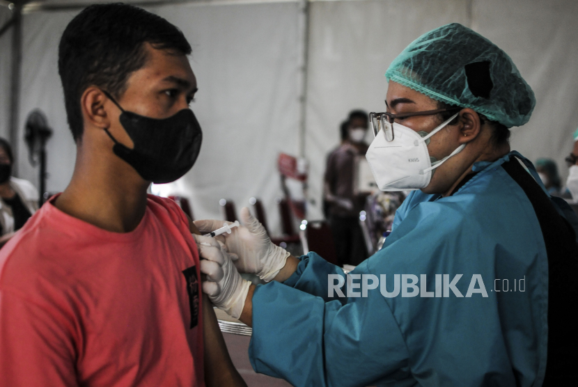 Tenaga kesehatan menyuntikan vaksin Covid-19 kepada warga di kawasan Tebet, Jakarta, Rabu (9/3/2022). Gubernur DKI Jakarta Anies Baswedan mengajak seluruh warga Jakarta berpartisipasi menuntaskan vaksinasi Covid-19 dosis lengkap.