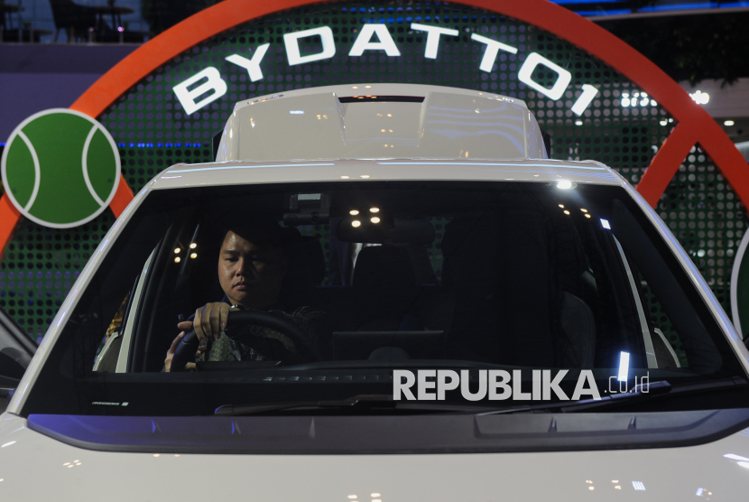 Pengunjung menaiki mobil BYD Atto 1 pada pameran Gaikindo Indonesia International Auto Show (GIIAS) 2025 saat sesi Press Day di ICE BSD, Tangerang, Banten, Rabu (23/7/2025). Pameran otomotif terbesar di Indonesia tersebut akan secara resmi dibuka pada 24 Juli besok dan berlangsung hingga 3 Agustus 2025 mendatang. Gelaran GIIAS kali ini diikuti oleh 63 merek dari kendaraan otomotif global, kendaraan penumpang, kendaraan komersial, kendaraan sepeda motor dan kendaraan karoseri serta 100 merek dari industri pendukung industri otomotif.