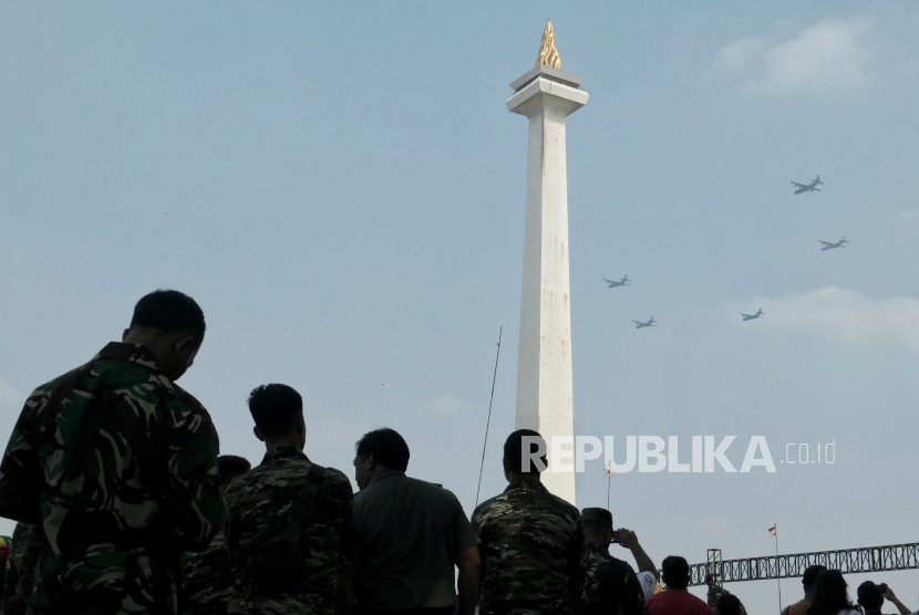 Penerjun payung beraksi dalam demo udara saat perayaan HUT ke-78 TNI di kawasan Monas, Jakarta, Kamis (5/10/2023). Cuaca Jakarta diperkirakan cerah berawan sepanjang hari.
