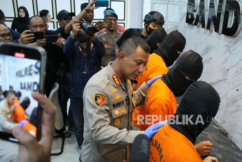 Kapolrestabes Bandung Kombes Pol Budi Sartono berbicara dengan tersangka saat rilis kasus narkoba jenis sabu-sabu di Markas Polrestabes Bandung, Kota Bandung, Jawa Barat, Kamis (21/12/2023). 