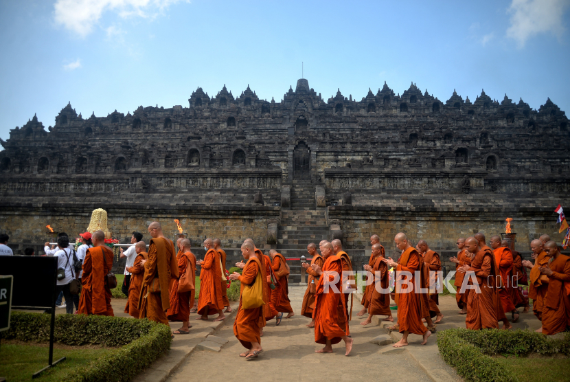 Bhiksu menjalani ritual pradaksina saat perayaan Waisak 2567 BE di Candi Borobudur, Magelang, Jawa Tengah.