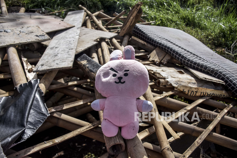 Sebuah boneka tergeletak di antara puing reruntuhan bangunan pascabencana angin puting beliung (ilustrasi) 
