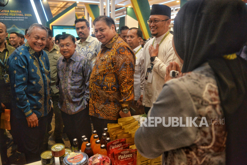 Menko Bidang Perekonomian Airlangga Hartarto, Wakil Presiden ke-10 dan ke-12 RI Jusuf Kalla, Gubernur Bank Indonesia Perry Warjiyo dan Menteri Usaha Mikro, Kecil, dan Menengah (UMKM) Maman Abdurrahman saat meninjau salah satu stand usai membuka Indonesia Sharia Economic Festival (ISEF) 2024 di Jakarta Convention Center, Rabu (30/10/2024). Bank Indonesia kembali menyelenggarakan Indonesia Sharia Economic Festival (ISEF) pada 30 Oktober hingga 3 November 2024 yang mengangkat tema Synergy of Sharia Economy and Finance in Strengthening Resilience and Sustainable Economic Growth. Diselenggarakan sejak 2014, ISEF memiliki peran penting sebagai sarana untuk mengintegrasikan dan mewujudkan ide-ide dalam inisiatif terukur yang membawa dampak positif bagi kemajuan ekonomi nasional dan internasional melalui pengembangan ekonomi dan keuangan syariah.