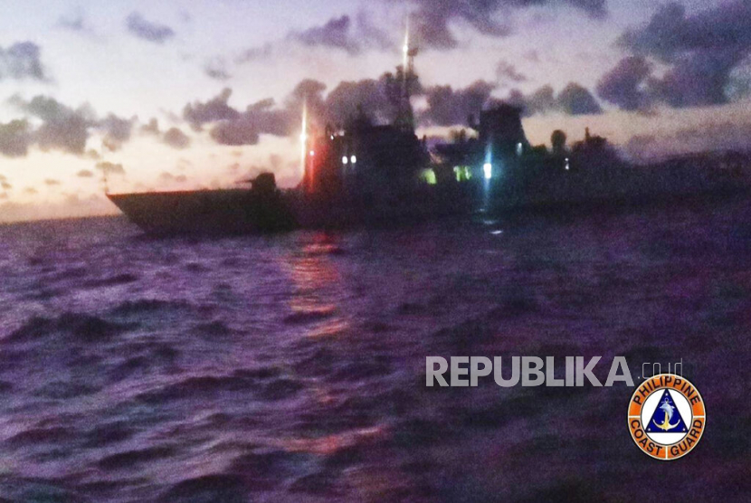  Foto yang disediakan oleh Penjaga Pantai Filipina ini menunjukkan kapal penjaga pantai Cina di Laut Cina Selatan yang disengketakan, Senin, 6 Februari 2023. 
