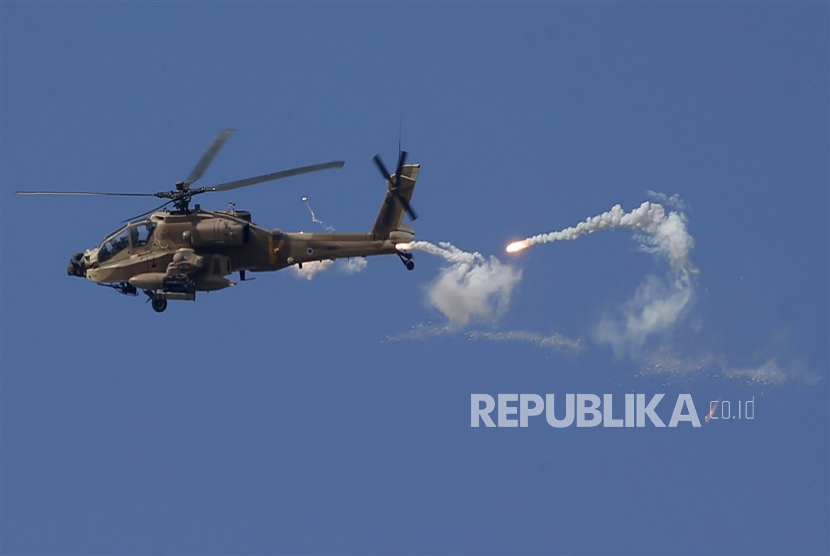 Helikopter serang jenis Apache militer israel melepaskan tembakan saat melakukan serangan di kota Jenin, Tepi Barat, Senin (19/6/2023).