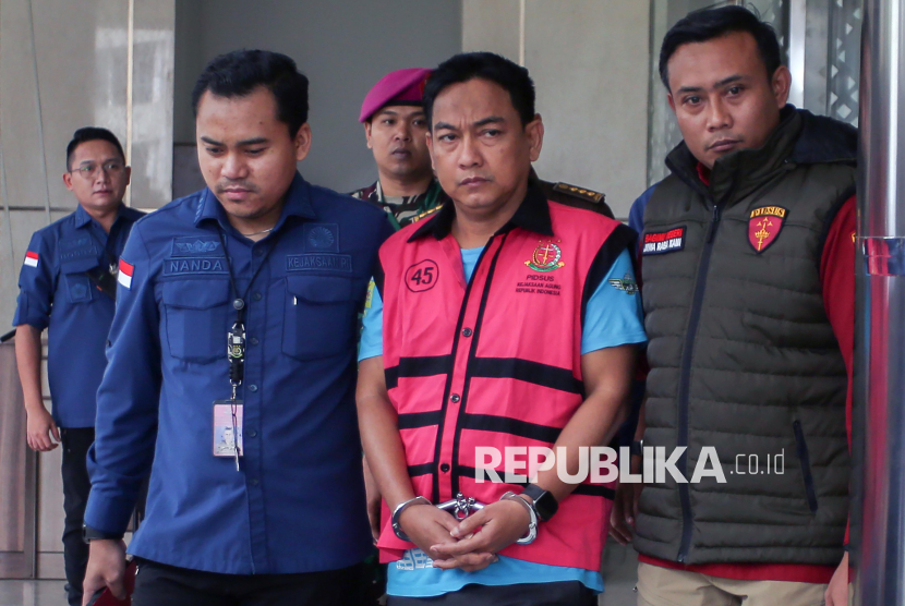 Penyidik Kejaksaan Agung mengawal Ketua Ombudsman RI 2026 - 2031 Hery Susanto (kedua kanan) seusai menjalani pemeriksaan dan penetapan tersangka di Gedung Bundar Jampidsus Kejaksaan Agung, Jakarta, Kamis (16/4/2026).