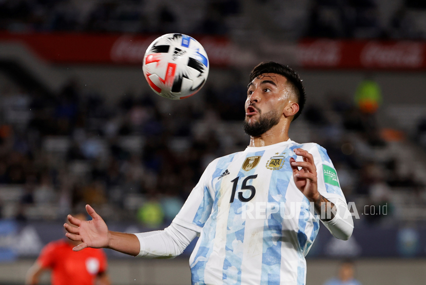 Pemain Argentina Nicolas Gonzalez beraksi selama pertandingan sepak bola kualifikasi Piala Dunia CONMEBOL Qatar 2022 antara Argentina dan Uruguay di Stadion Monumental di Buenos Aires, Argentina, 10 Oktober 2021.