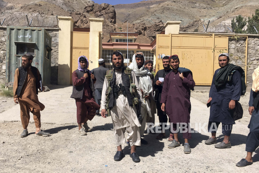 Tentara Taliban berpose untuk foto di provinsi Panjshir timur laut Afghanistan, Rabu, 8 September 2021