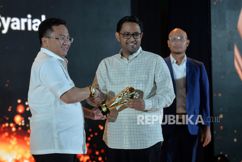 Perwakilan Zurich Insurance & Takaful menerima Anugerah Syariah Republika 2023 kategori Asuransi Syariah Asuransi Syariah Terbaik, Jakarta, Kamis (30/11/2023).