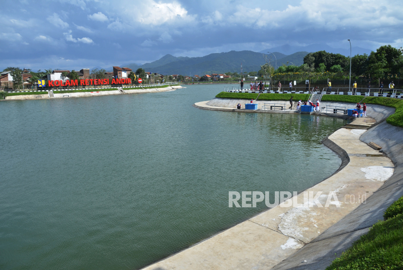 Kolam Retensi Andir, di Baleendah, Kabupaten Bandung, Ahad (5/3/2023). Keberadaan kolam retensi yang diresmikan langsung oleh Presiden Joko Widodo ini diharapkan dapat menanggulangi banjir akibat luapan Sungai Citarum.