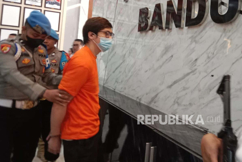 Samuel Suryana pelaku penganiayaan dan pengancaman terhadap seorang dokter di Kota Bandung digiring di Mapolrestabes Bandung, Selasa (24/10/2023). 
