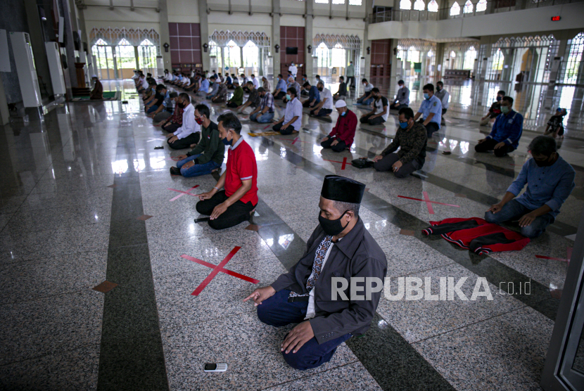 Sejumlah Masjid di Batam Mulai Gelar Sholat Jumat. Umat Islam melaksanakan shalat  di Masjid Raya Batam, Kepulauan Riau. Ilustrasi.