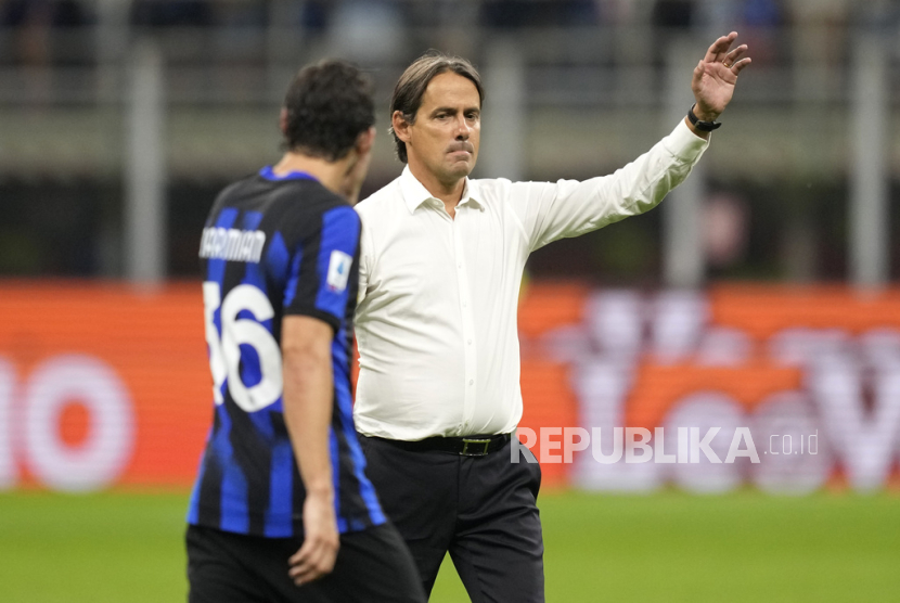 Pelatih Inter Milan Simone Inzaghi (kanan). 