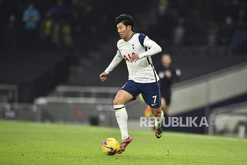 Son Heung-min dari Tottenham memainkan bola selama pertandingan sepak bola Liga Premier Inggris antara Tottenham Hotspur dan Arsenal di Tottenham Hotspur Stadium di London, Inggris, Minggu, 6 Desember 2020. 