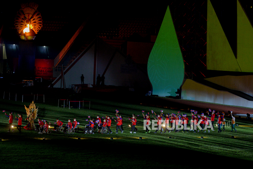 Perwakilan kontingen dari Kamboja melakukan parade saat penutupan ASEAN Para Games 2022 di Stadion Manahan, Solo, Jawa Tengah, Sabtu (6/8/2022). ASEAN Para Games 2022 resmi ditutup dengan juara umum Indonesia setelah berhasil meraih 175 medali emas, 144 medali perak dan 106 perunggu dengan total keseluruhan medali berjumlah 425 medali dari 14 cabang olahraga. Sementara ASEAN Para Games 2023 akan digelar dengan tuan rumah Negara Kamboja. Republika/Thoudy Badai