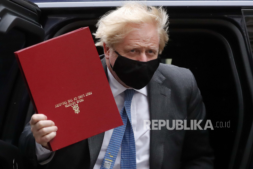 Perdana Menteri Inggris Boris Johnson kembali ke 10 Downing Street setelah menghadiri sesi Pertanyaan Perdana Menteri mingguan di parlemen di London, Rabu, 28 April 2021.