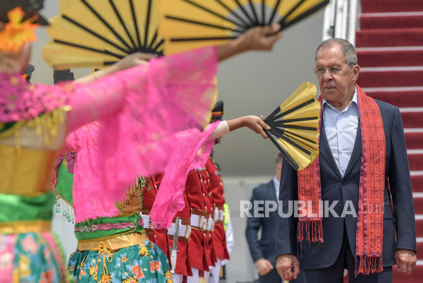 Menteri Luar Negeri Rusia Sergey Lavrov disambut tarian tradisional saat tiba di Terminal VVIP Bandara Soekarno Hatta, Banten, Rabu (6/9/2023).  