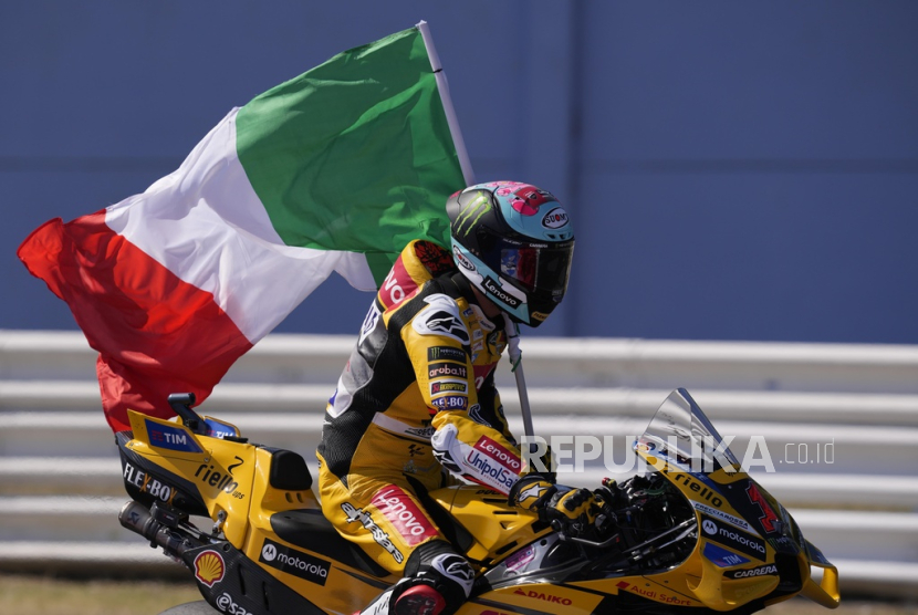 Murid Valentino Rossi, pembalap Ducati Francesco Bagnaia merayakan keberhasilan finish ketiga di GP San Marino, akhir pekan lalu. 