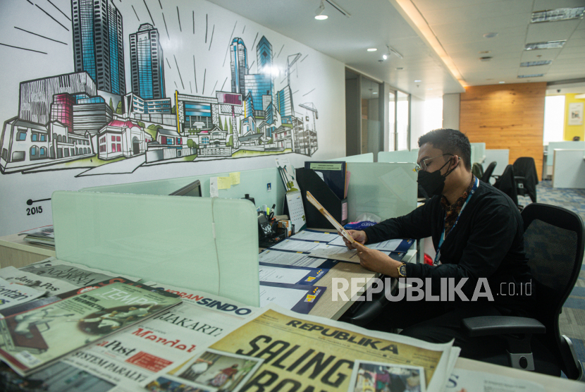 Aktivitas pekerja di gedung perkantoran perbankan pada masa penerapan PPKM Darurat menerapkan di Jakarta, Senin, (5/7). Salah satu aturan PPKM darurat yaitu semua sektor industri nonesensial diwajibkan  menerapkan bekerja dari rumah (WFH) dan sektor esensial diberlakukan 50 persen maksimum staf bekerja di kantor (WFO). Republika/Thoudy Badai