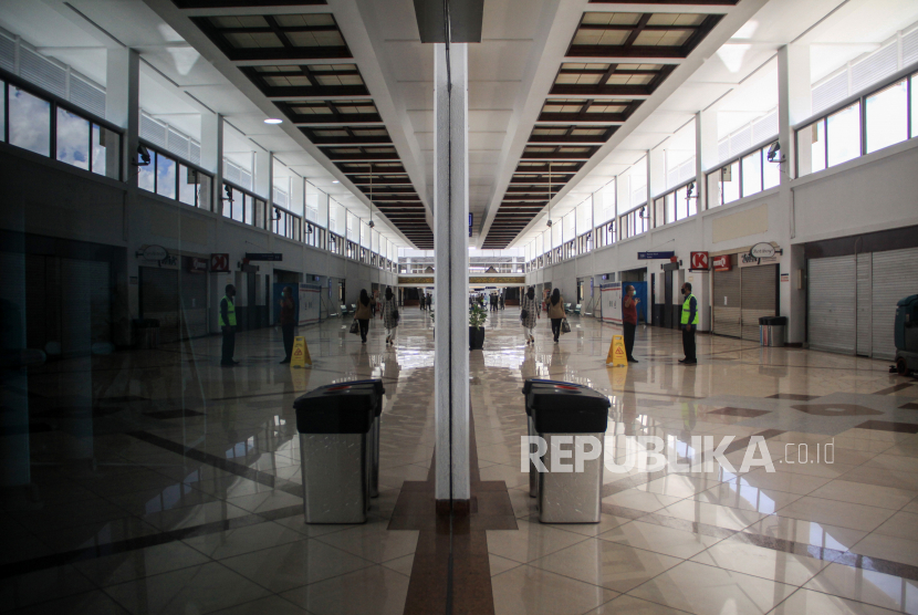 Aktivitas lengang Terminal 1 Bandar Udara Internasional Juanda, Sidoarjo, Jawa Timur, Jumat (8/5/2020).