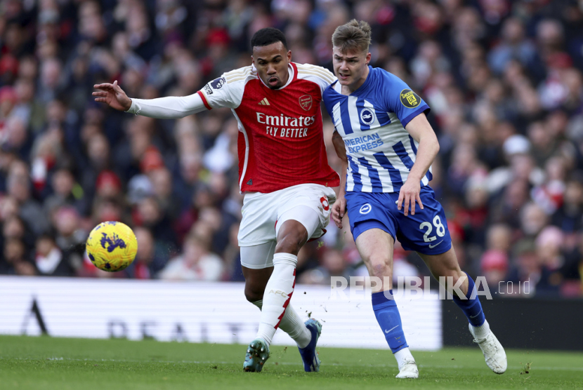Brighton Evan Ferguson vies for the ball with Arsenal Gabriel, left, during the English Premier League soccer match between Arsenal and Brighton and Hove Albion at the Emirates Stadium in London, Sunday, Dec. 17, 2023. 